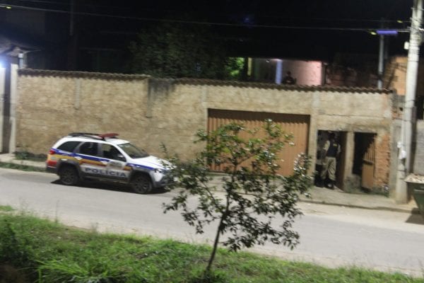 bandidos-em-fuga-trocam-tiros-com-a-pm-apos-tentativa-de-roubo-em-residencia