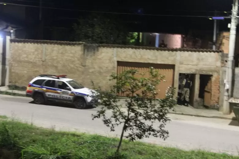 Bandidos em fuga trocam tiros com a PM após tentativa de roubo em residência