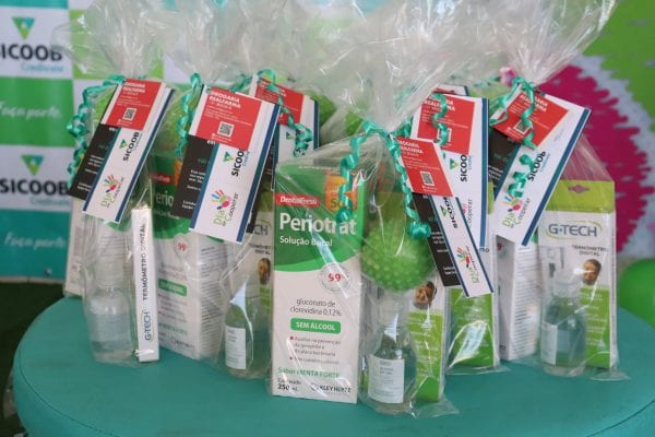 sicoob-credivale-de-itabira-entrega-a-oncoviva-480-kits-arrecadados-em-live-beneficente