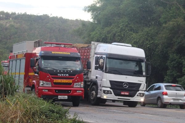 colisao-entre-caminhao-e-carreta-deixa-motorista-ferido-na-br-381