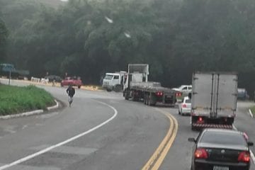 Acidente com carreta deixa BR-381 parcialmente interditada