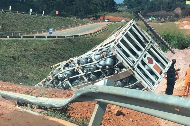 Caminhão carregado com botijões de gás tomba no trevo da BR-381