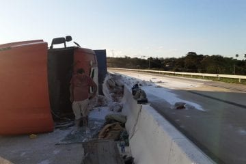 Carreta com cal tomba em Barão e interdita as duas pistas da BR-381