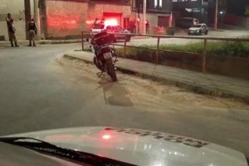 Após invadir casa e fazer moradores de reféns, bandidos fogem e resulta em perseguição policial