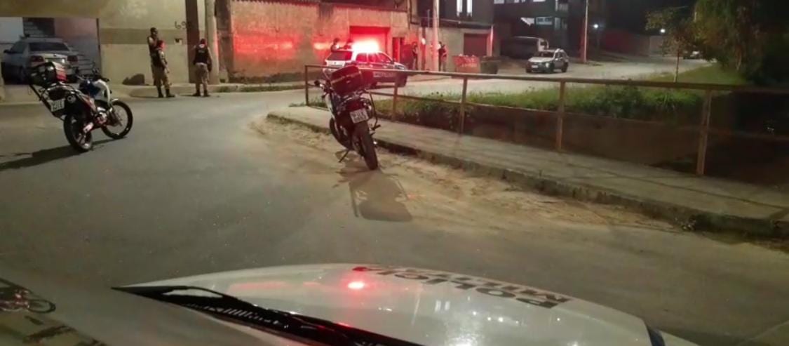 Após invadir casa e fazer moradores de reféns, bandidos fogem e resulta em perseguição policial