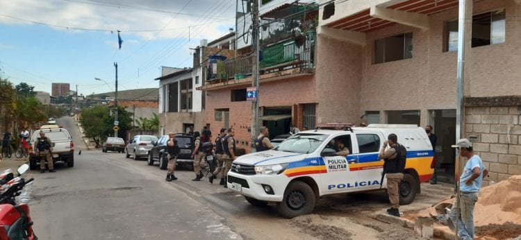 Suspeitos de trocar tiros com a PM após roubo são presos em Itabira