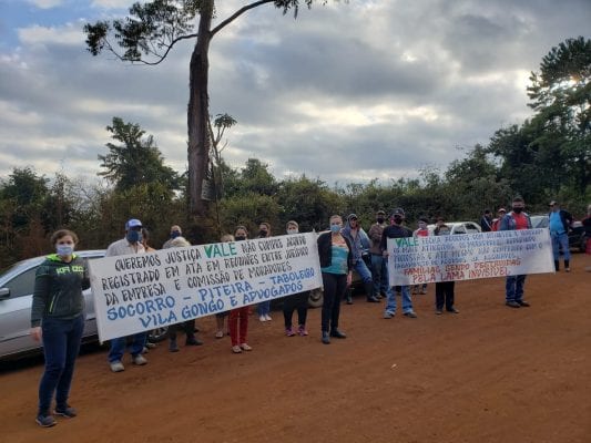 Moradores das comunidades evacuadas de Barão cobram respostas da Vale em protesto