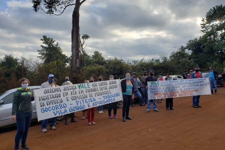 Moradores evacuados de Barão cobram respostas da Vale em protesto