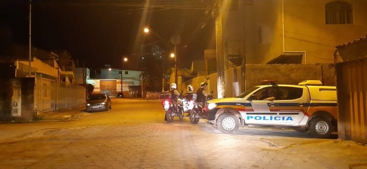 dois-comercios-sao-assaltados-em-seguida-no-caminho-novo