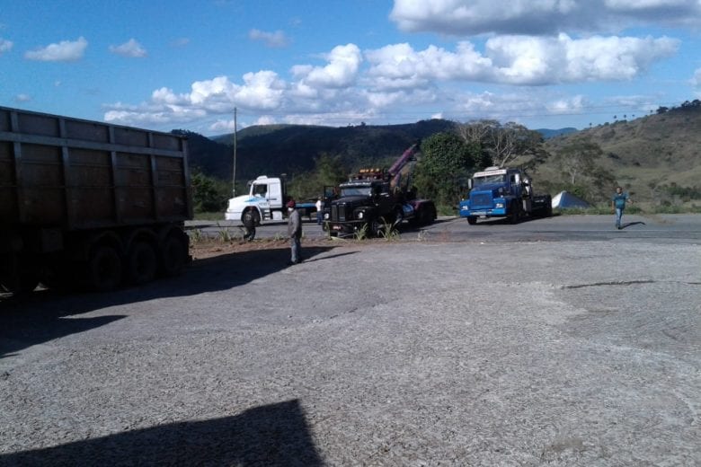 Acidente e remoção de veículos interditam a BR-381 em Nova Era