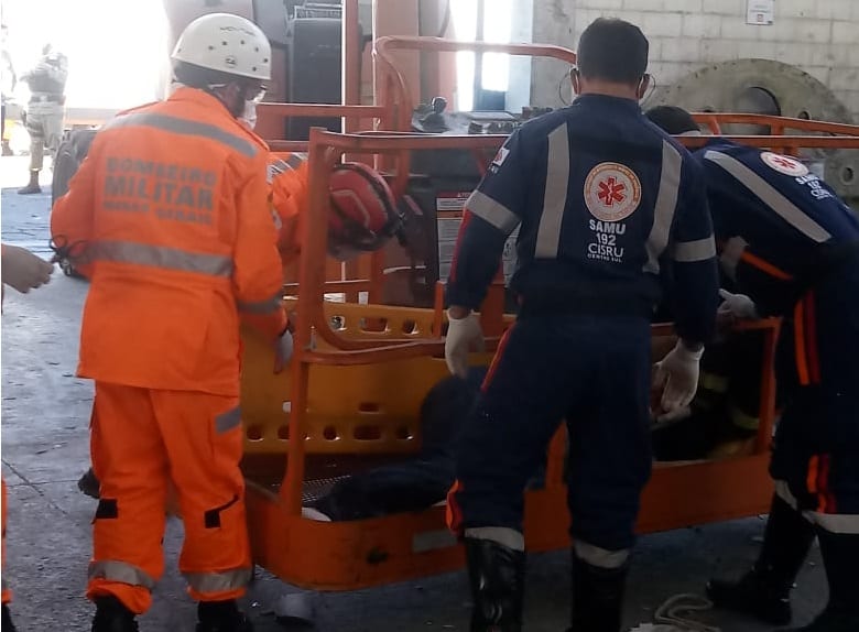 Piloto é socorrido após avião planador cair no telhado de um galpão