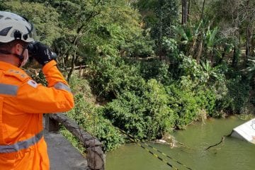 Motorista morre afogado ao cair no rio com caminhão carregado de explosivos