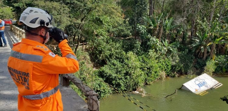 motorista-morre-afogado-ao-cair-no-rio-com-caminhao-carregado-de-explosivos