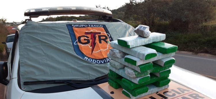 Polícia encontra 17 tabletes de maconha dentro de táxi na MG-129