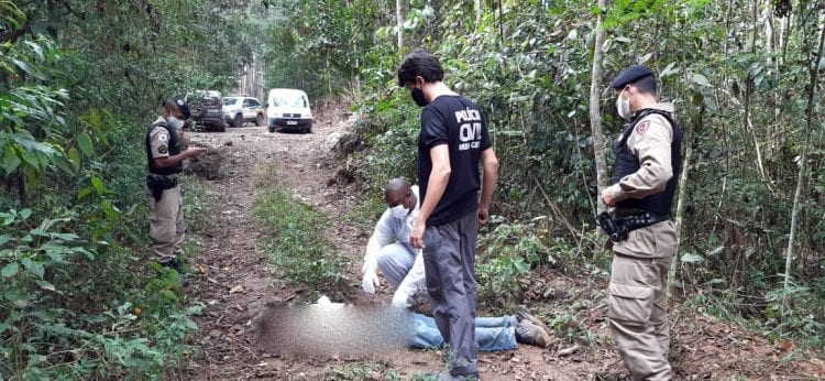 denuncia-leva-policia-ate-local-onde-homem-foi-morto-com-tiro-na-cabeca
