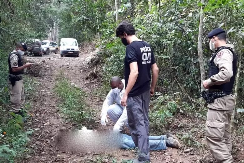 Homem é morto com tiro na cabeça e corpo é encontrado em meio à matagal em Itabira