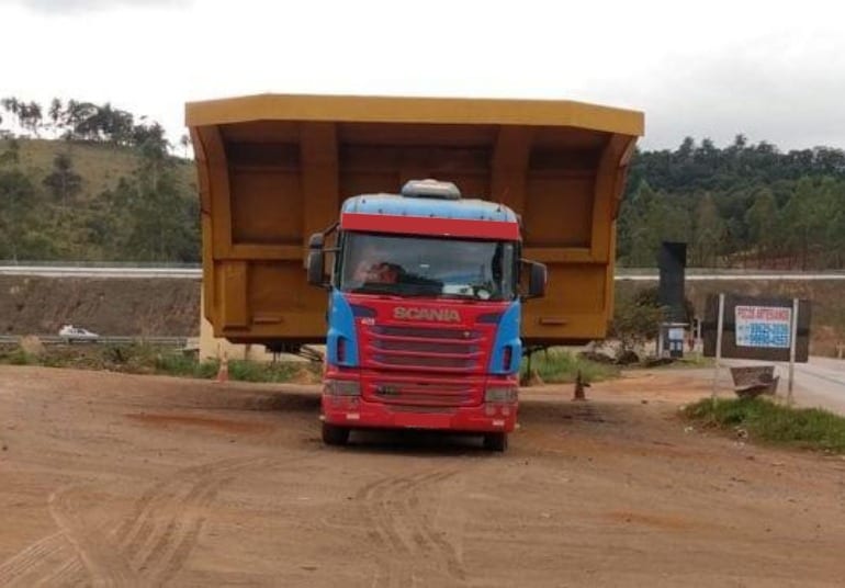 Transporte de peça gigante deixa o trânsito parcialmente interditado entre Barão e Catas Altas