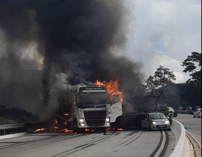 Acidente provoca incêndio e fecha BR-381; VEJA IMAGENS