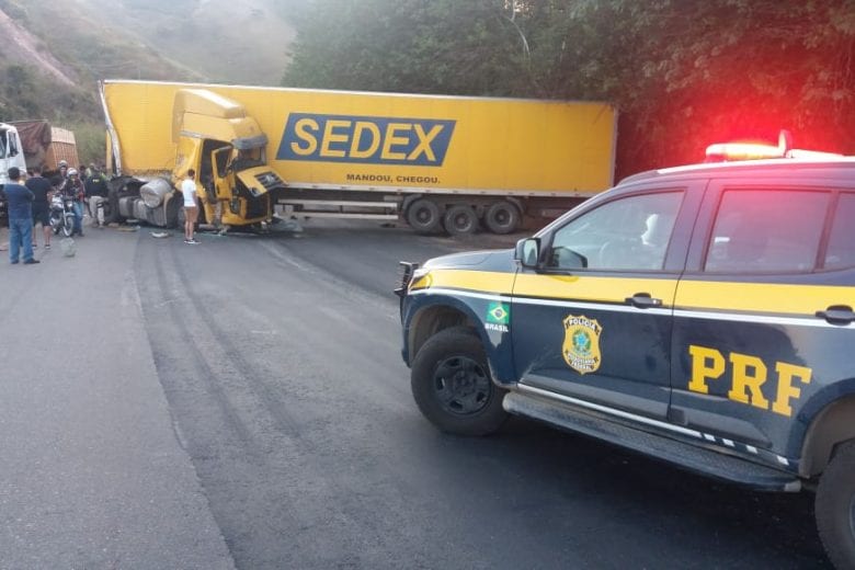 Acidente envolvendo carreta dos Correios deixa três feridos em Nova Era