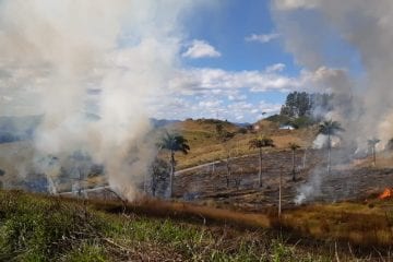 Bombeiros são acionados para conter incêndio em loteamento