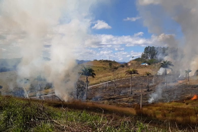 Bombeiros são acionados para conter incêndio em loteamento