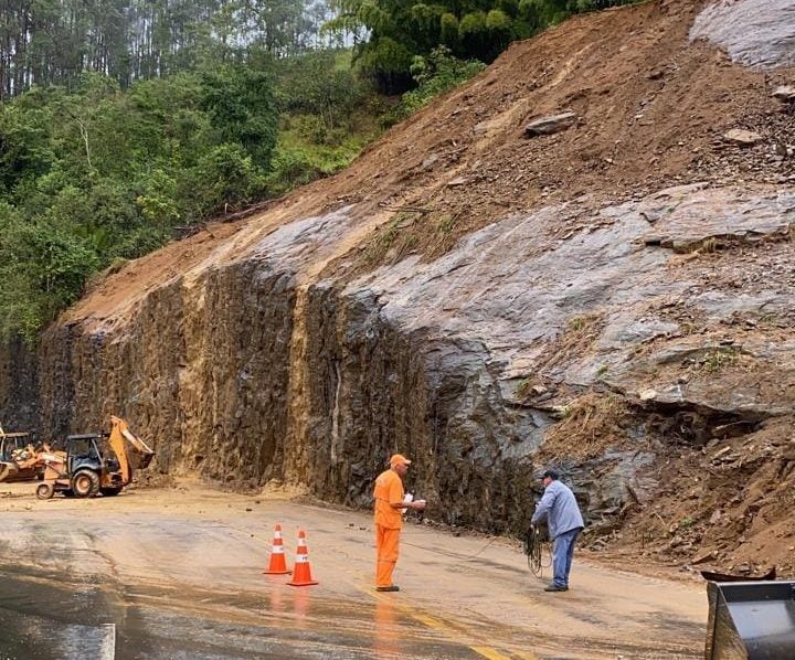 Queda de barreira interdita o trânsito na BR-262