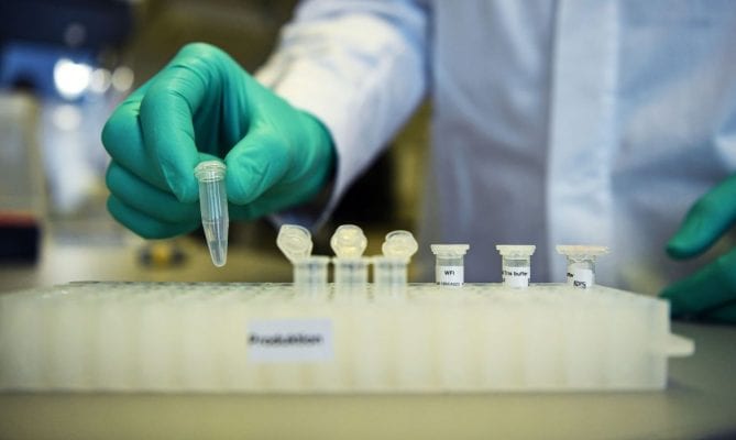 Com escassez em diversos municípios, Governo de Minas distribui mais 488 mil testes de Covid-19