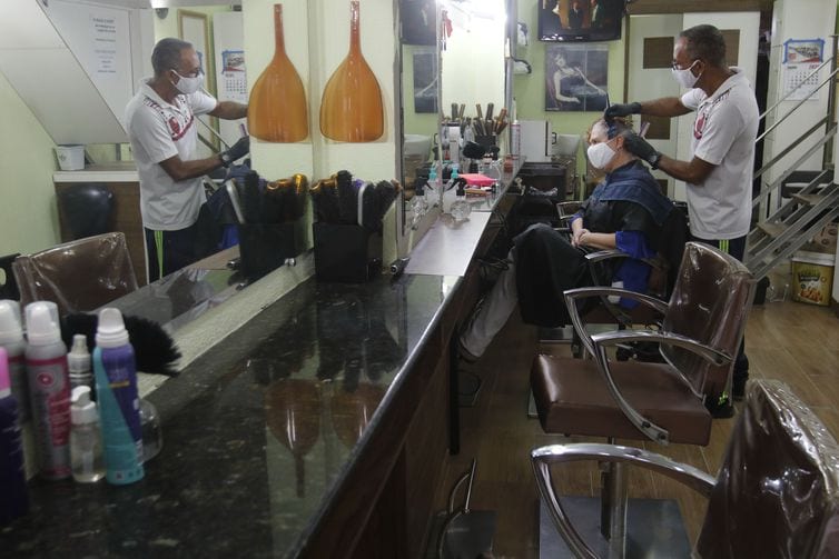 Serviços registram queda de 7,8% em 2020, revela pesquisa do IBGE