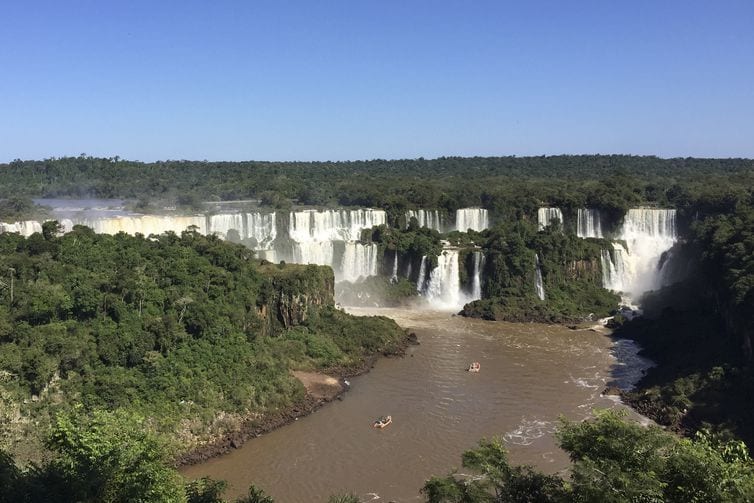 Foz do Iguaçu aposta no turismo de compras para restabelecer economia 