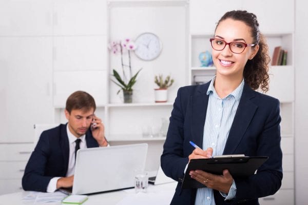 Empresa contrata auxiliar administrativo para trabalhar em Itabira