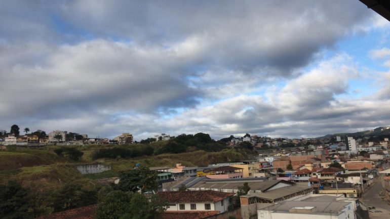 Chuviscos e muito calor: confira a previsão do tempo para esta quinta-feira em Itabira