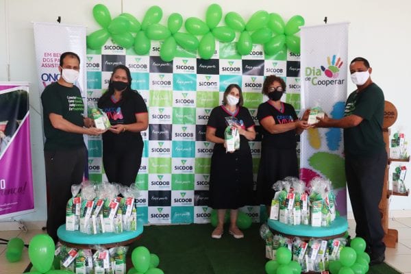 sicoob-credivale-de-itabira-entrega-a-oncoviva-480-kits-arrecadados-em-live-beneficente