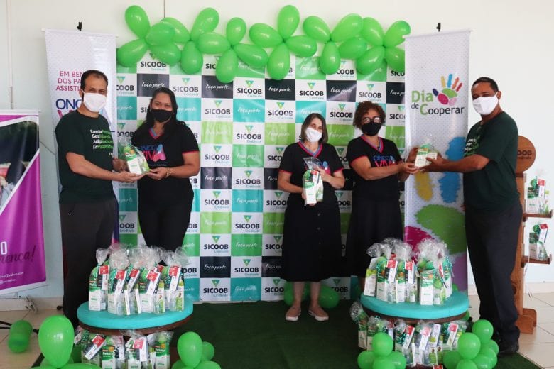 Sicoob Credivale entrega à Oncoviva 480 kits arrecadados em live beneficente