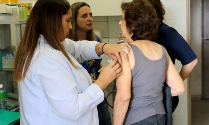 Monlevade aplica vacina contra Covid e gripe hoje; confira os locais