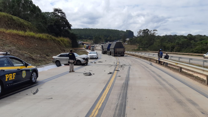 Carreta bate em carro e acidente interdita trecho BR-381 