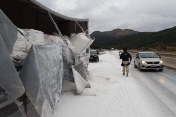 Carreta derrama cal na pista e deixa trânsito lento na BR-381 em Caeté