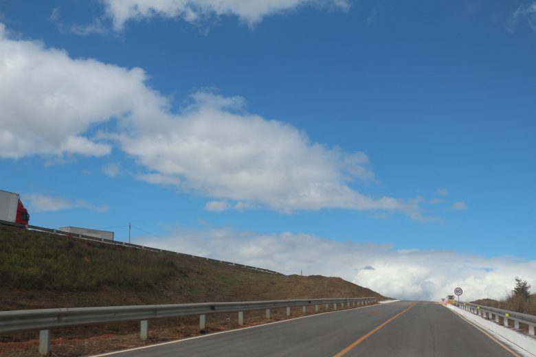 Tempo firme e céu com nuvens neste domingo (9)