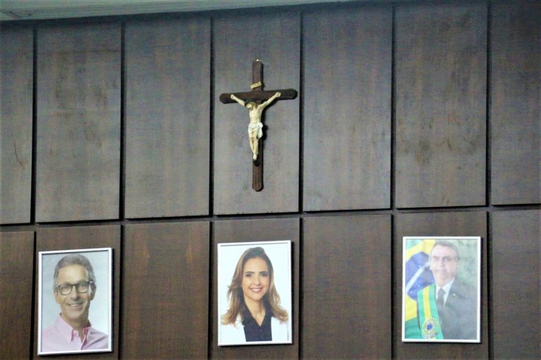 Retirada do crucifixo é lembrada em plenário e rende discussão na Câmara de Monlevade