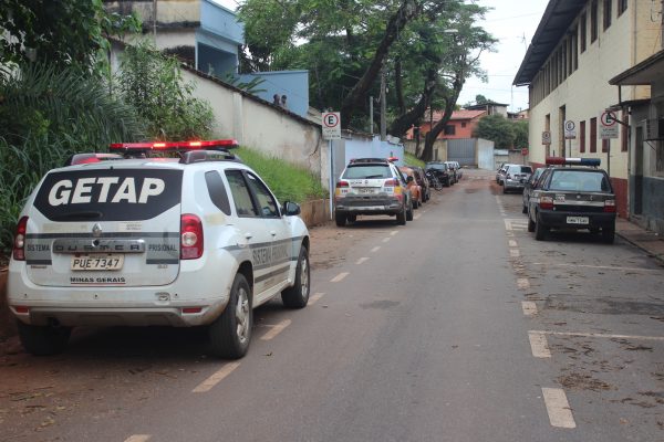 homem-procurado-por-homicidio-se-entrega-a-policia-civil-em-itabira