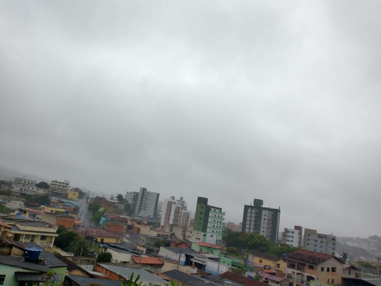O frio voltou a dar as caras e a imunidade do estagiário já tá daquele jeito. Confira a previsão!
