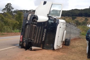 Carreta tomba com bloco de concreto na AMG-900 no bairro Conceição