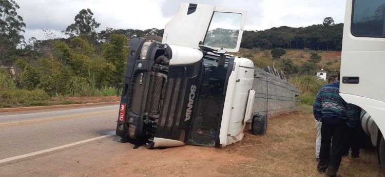 carreta-tomba-com-bloco-de-concreto-na-amg-900-no-bairro-conceicao