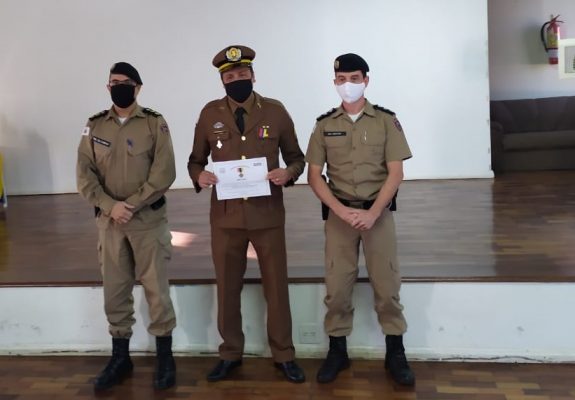 sargento-da-pm-recebe-medalha-de-merito-profissional-em-itabira