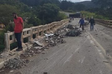 Acidente com carreta carregada com sucata interdita a BR-381 em Nova Era