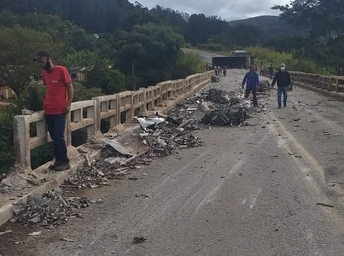 Acidente com carreta carregada com sucata interdita a BR-381 em Nova Era