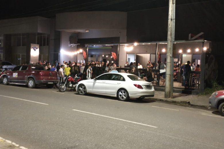 Reabertura de bares causa aglomeração na avenida Mauro Ribeiro