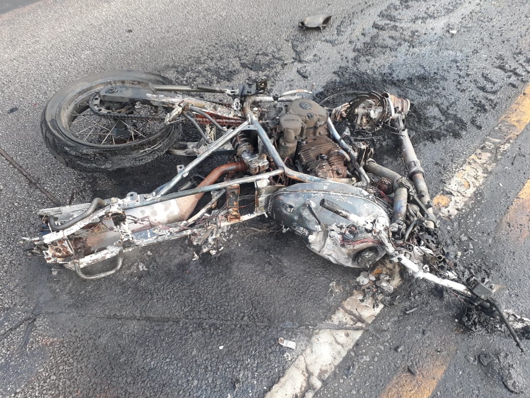 Motociclista morre ao bater de frente com carreta na BR-381 em Ravena
