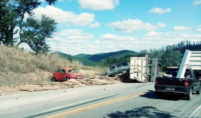 acidente-com-carreta-causa-congestionamento-na-br-381-em-bela-vista-de-minas