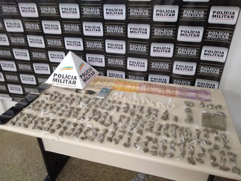 PM apreende mais de 200 buchas de maconha e 74 pedras de crack em Monlevade