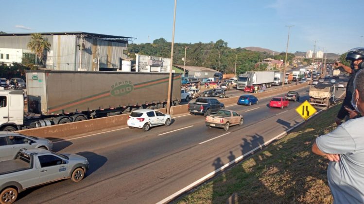 Carreta bate em mais de dez veículos e interdita o anel rodoviário